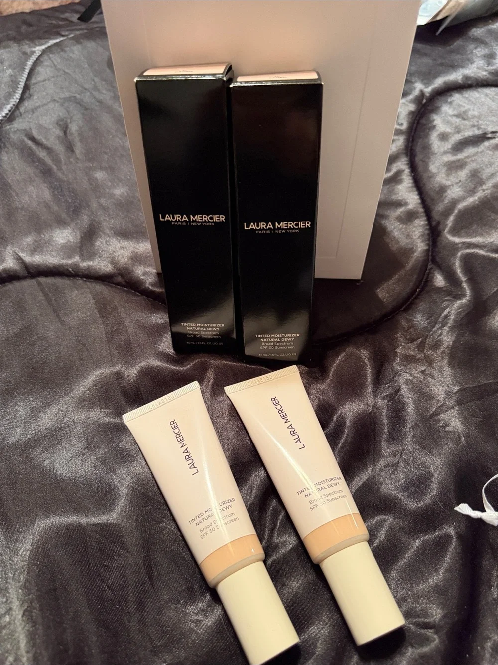 laura mercier tind moisturizer natural Dewey. Broad spectrum SPF 30.
